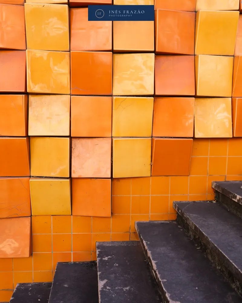 Detalhes geométricos de um edifício com forte presença visual, fotografia de arquitetura por Inês Frazão.