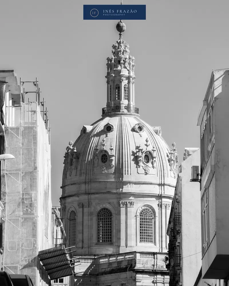 Fachada moderna captada em ângulo criativo, fotografia de arquitetura urbana por Inês Frazão.
