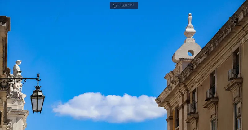 Edifício moderno recortado contra um céu limpo, fotografia de arquitetura contemporânea por Inês Frazão.