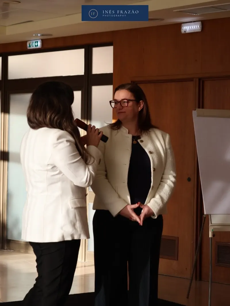 Duas mulheres durante uma apresentação num evento, uma delas ao microfone, fotografia de eventos por Inês Frazão.