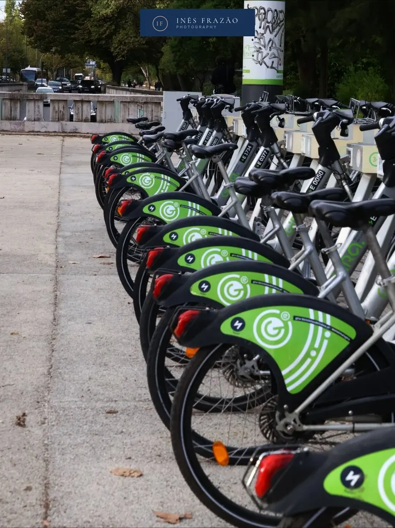 Bicicleta estacionada numa rua calma, fotografia de paisagem urbana por Inês Frazão.