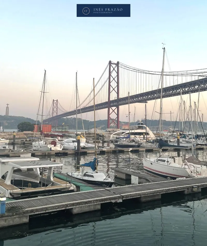 Barcos alinhados num porto tranquilo, fotografia de paisagem costeira por Inês Frazão.