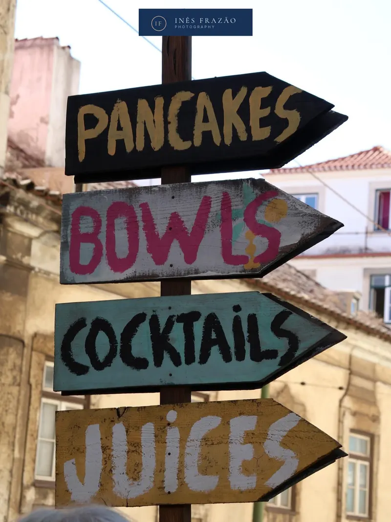 Placa de sinalização numa rua urbana, fotografia artística de paisagem por Inês Frazão.