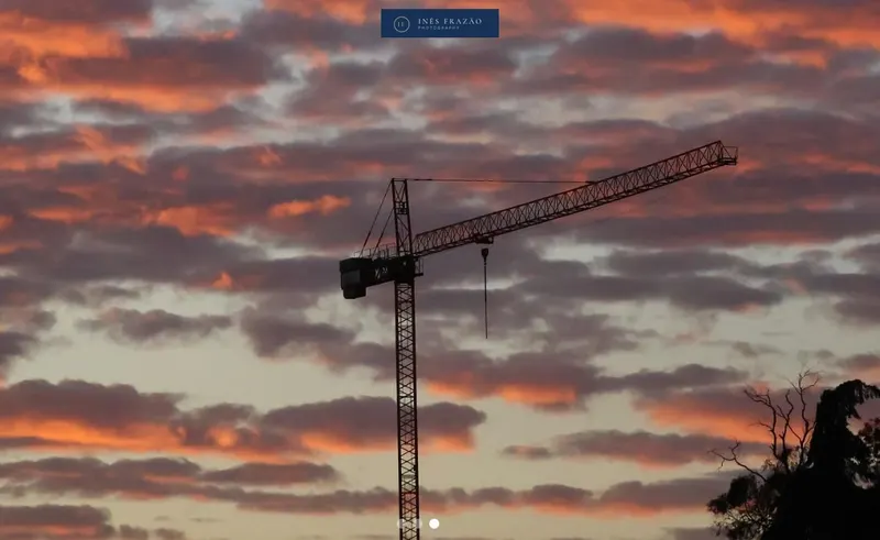 Céu com textura de nuvens em tons suaves, fotografia de paisagem poética por Inês Frazão.