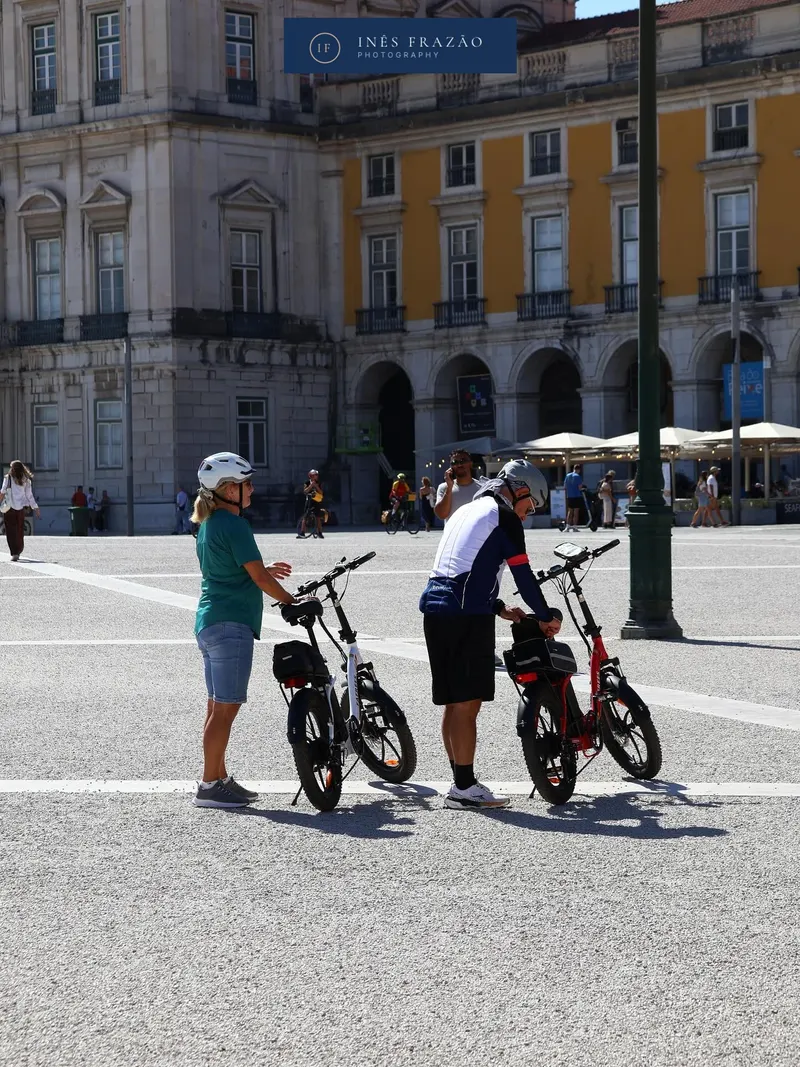 Grupo de bicicletas em ambiente citadino, cenário usado em retratos urbanos por Inês Frazão.