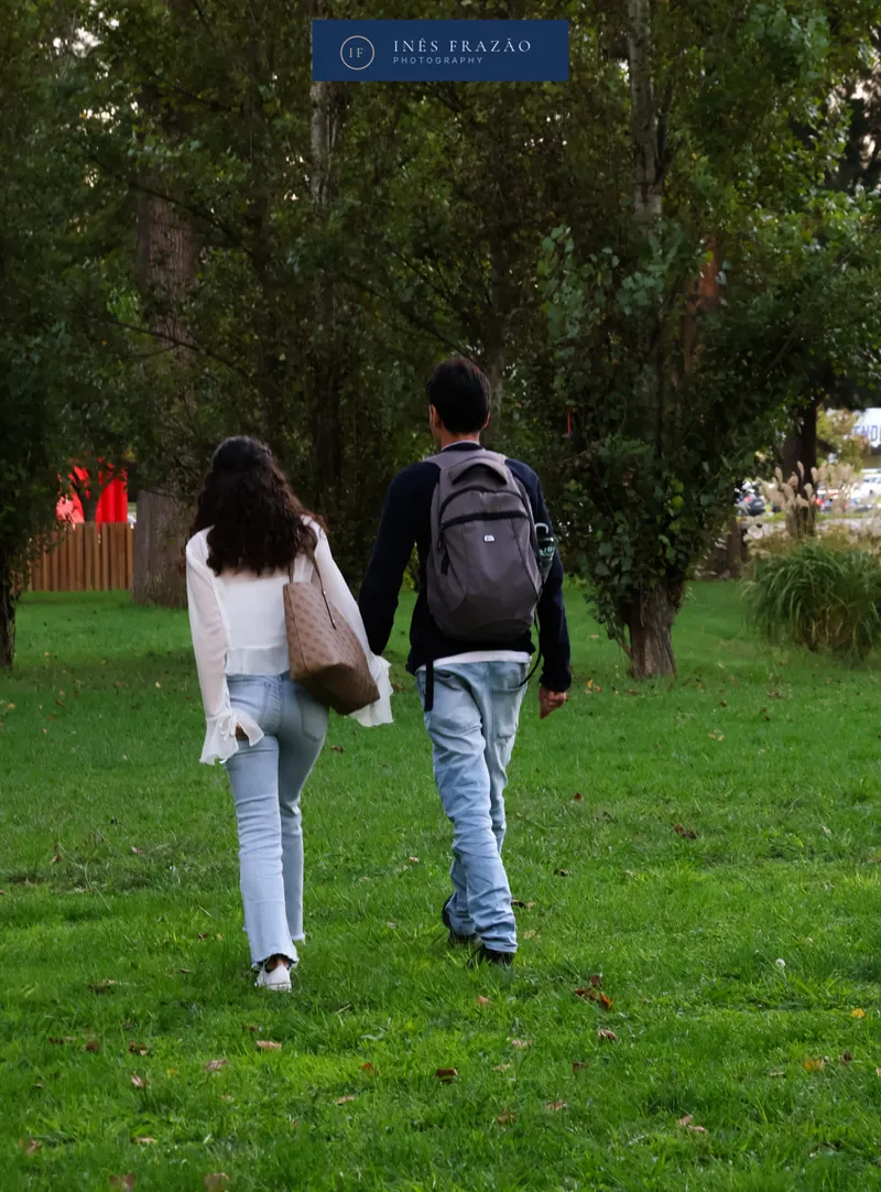 Casal a caminhar num parque com ambiente descontraído, retrato lifestyle por Inês Frazão.