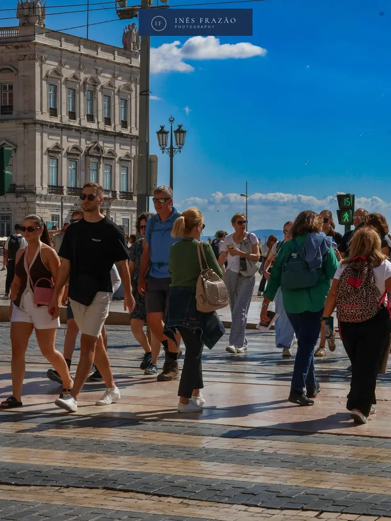 Rua citadina com luz ambiente suave, cenário ideal para retratos urbanos por Inês Frazão.