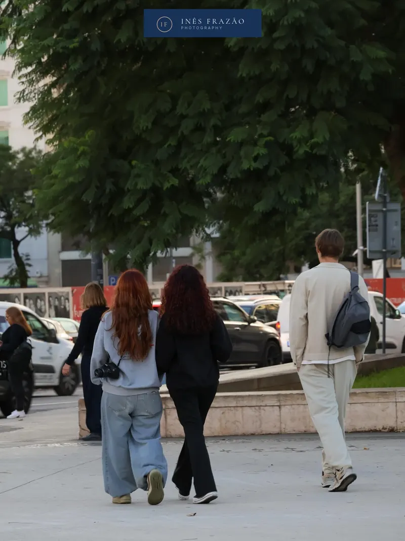 Rua urbana com luz suave, cenário ideal para retratos espontâneos por Inês Frazão.
